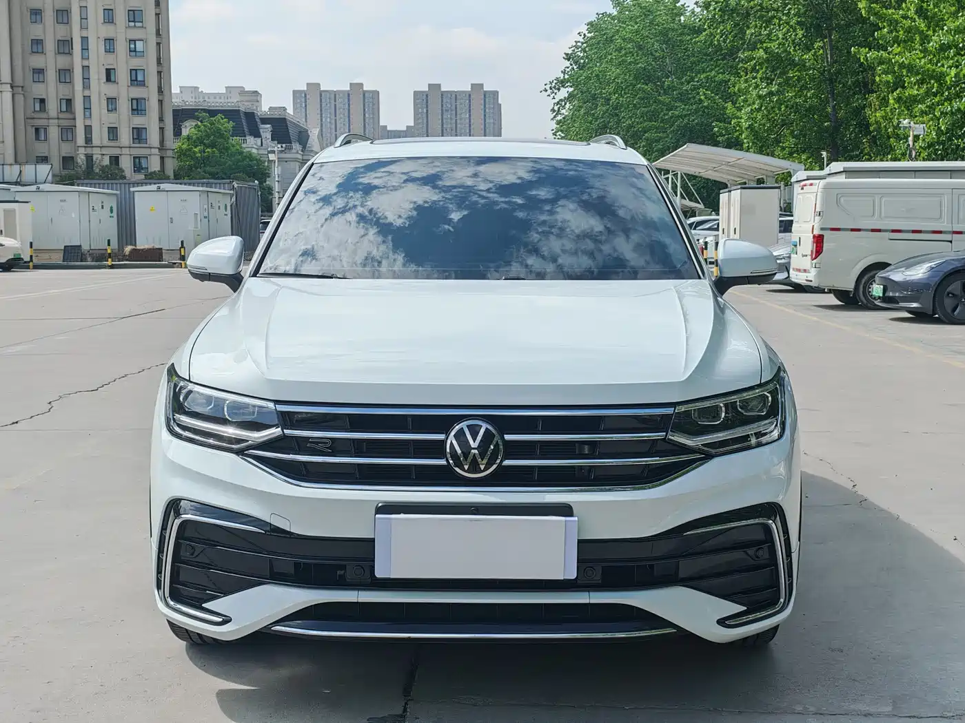 Volkswagen Tiguan L 2024 330TSI Automatic 2WD R-Line Premium Enjoyment Edition фото 3