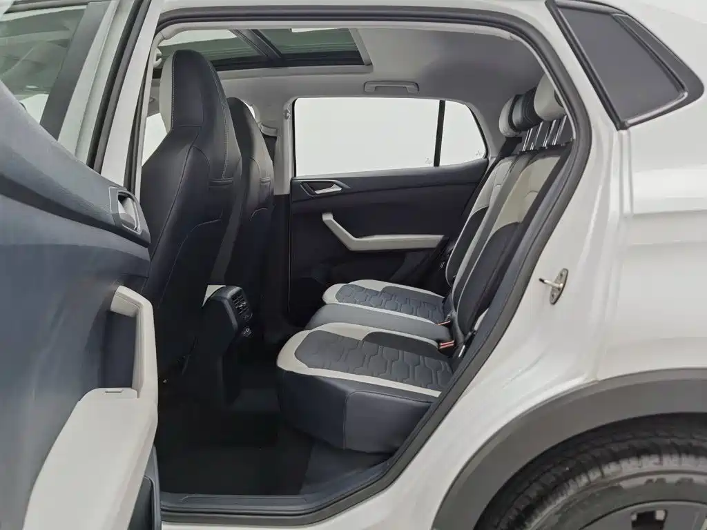 صورة 15 - Volkswagen Tharu