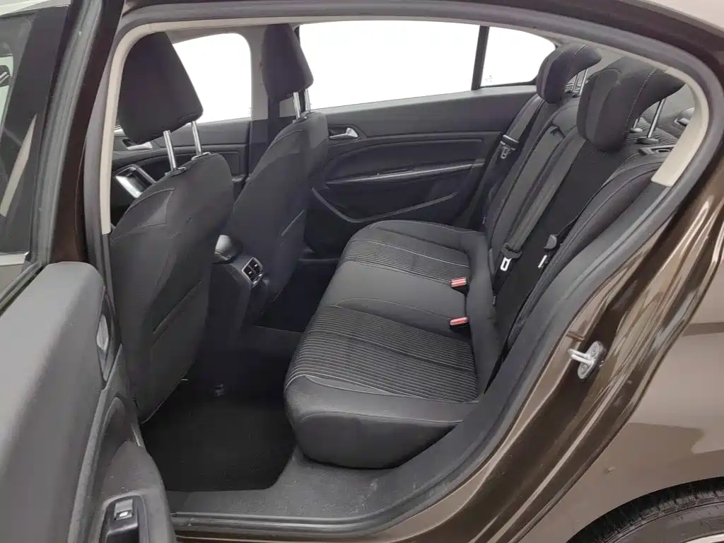صورة 15 - Peugeot 408