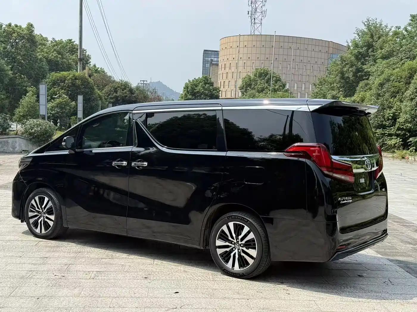 Фото 3 - Toyota Alphard