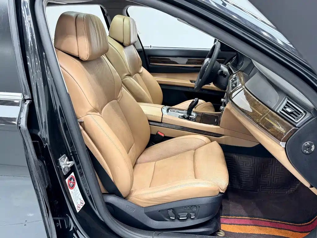 Фото 10 - BMW 7 Series