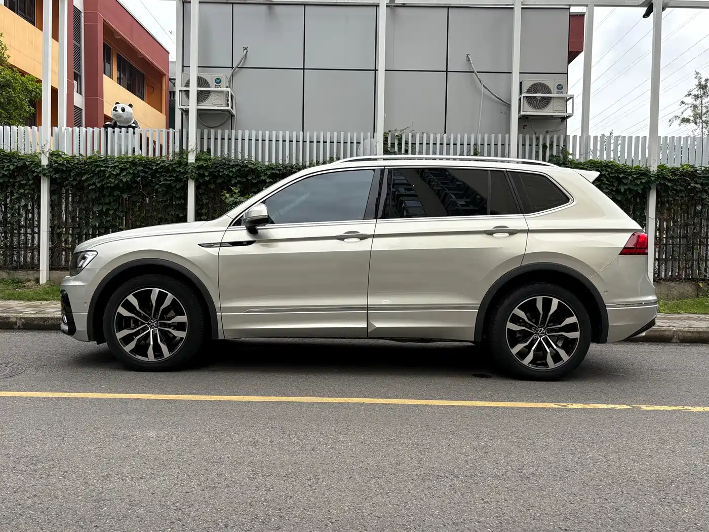 Volkswagen Tiguan L 2021 330TSI Automatic 2WD R-Line Premium фото 17