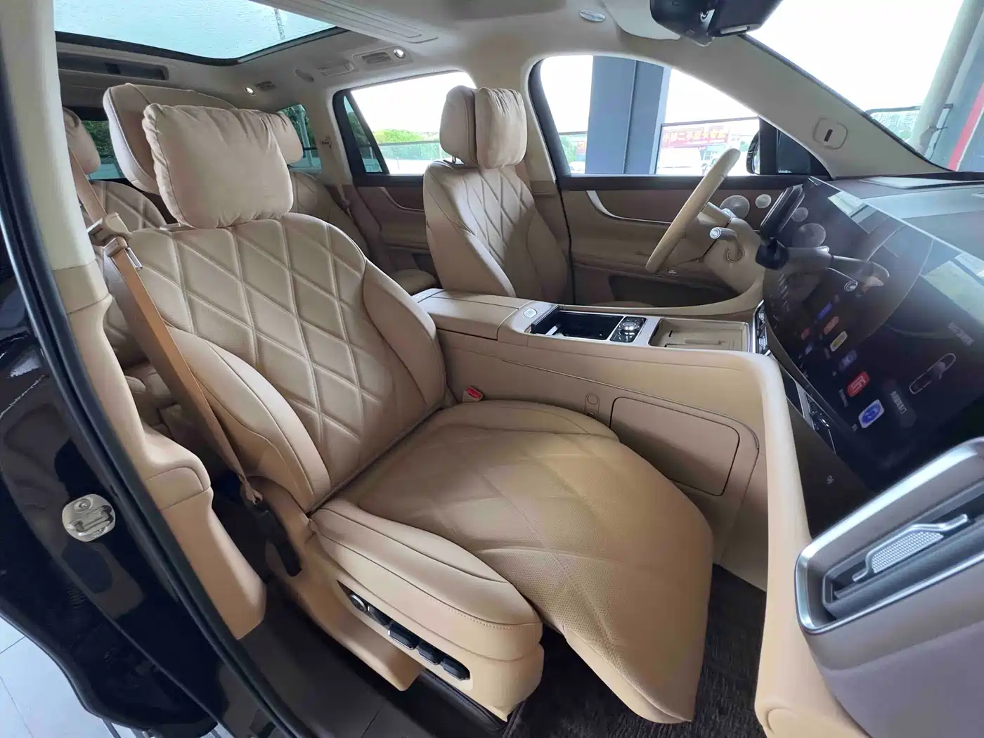 AITO Wenjie AITO M9 2025 Extended Range Ultra 52kWh 6-Seater фото 26
