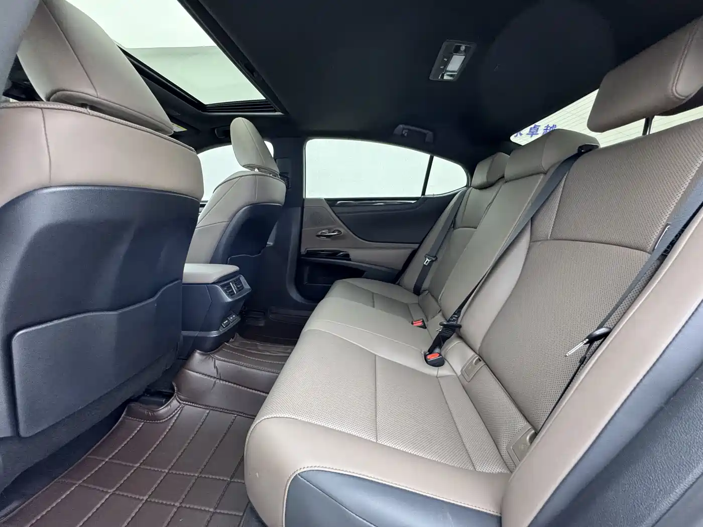 Lexus ES 2023 200 Excellence Edition фото 9