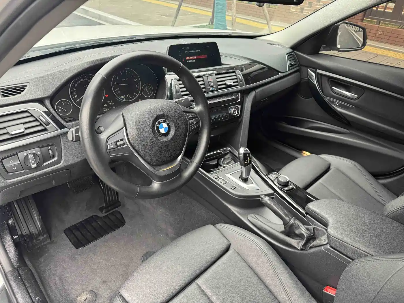 BMW 3 Series 2018 318i фото 7