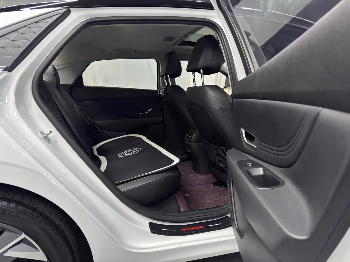 Hyundai Elantra 2023 Model 1.5L CVT LUX Premium Edition фото 13
