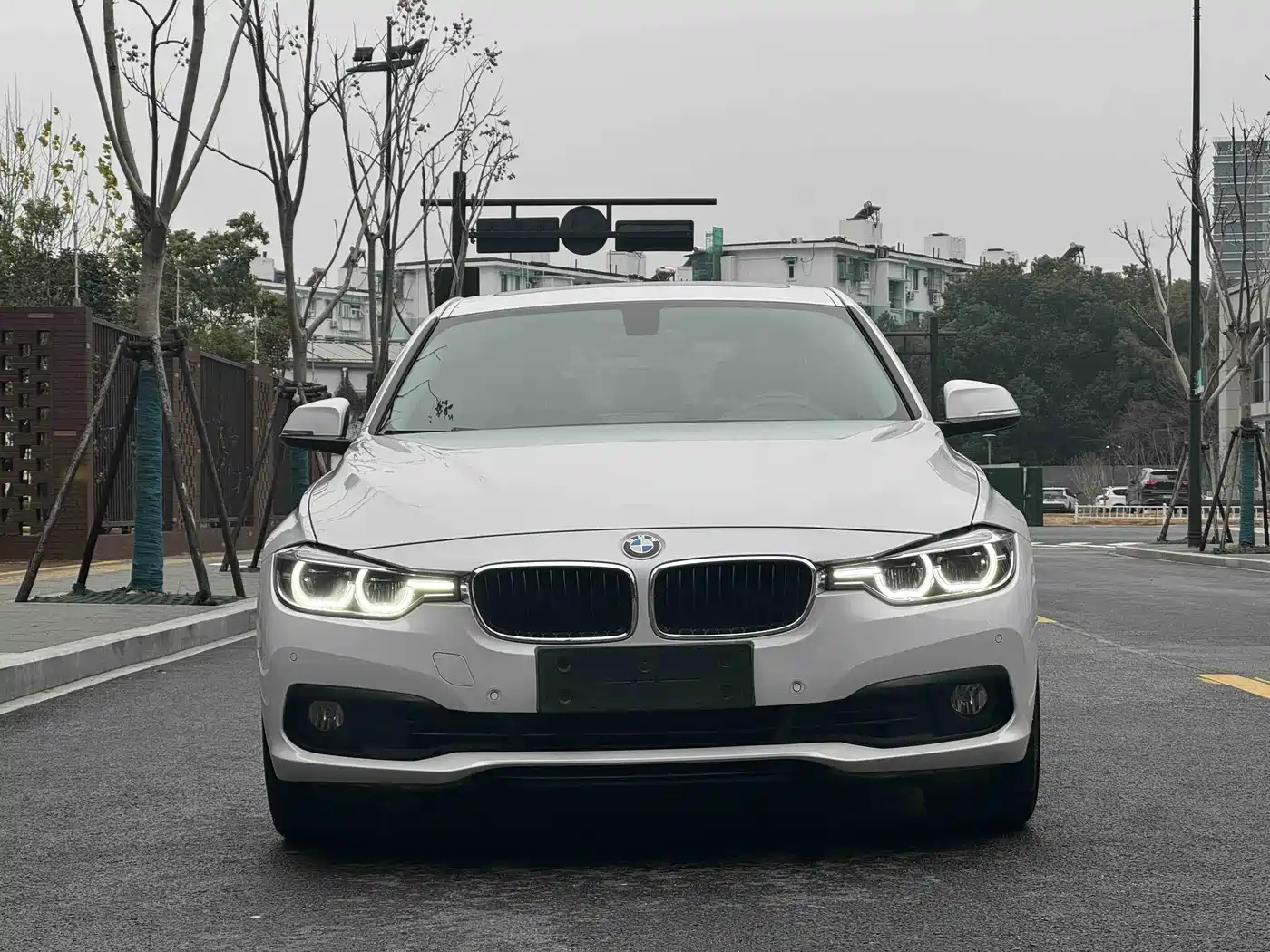 BMW 3 Series 2018 318i фото 2