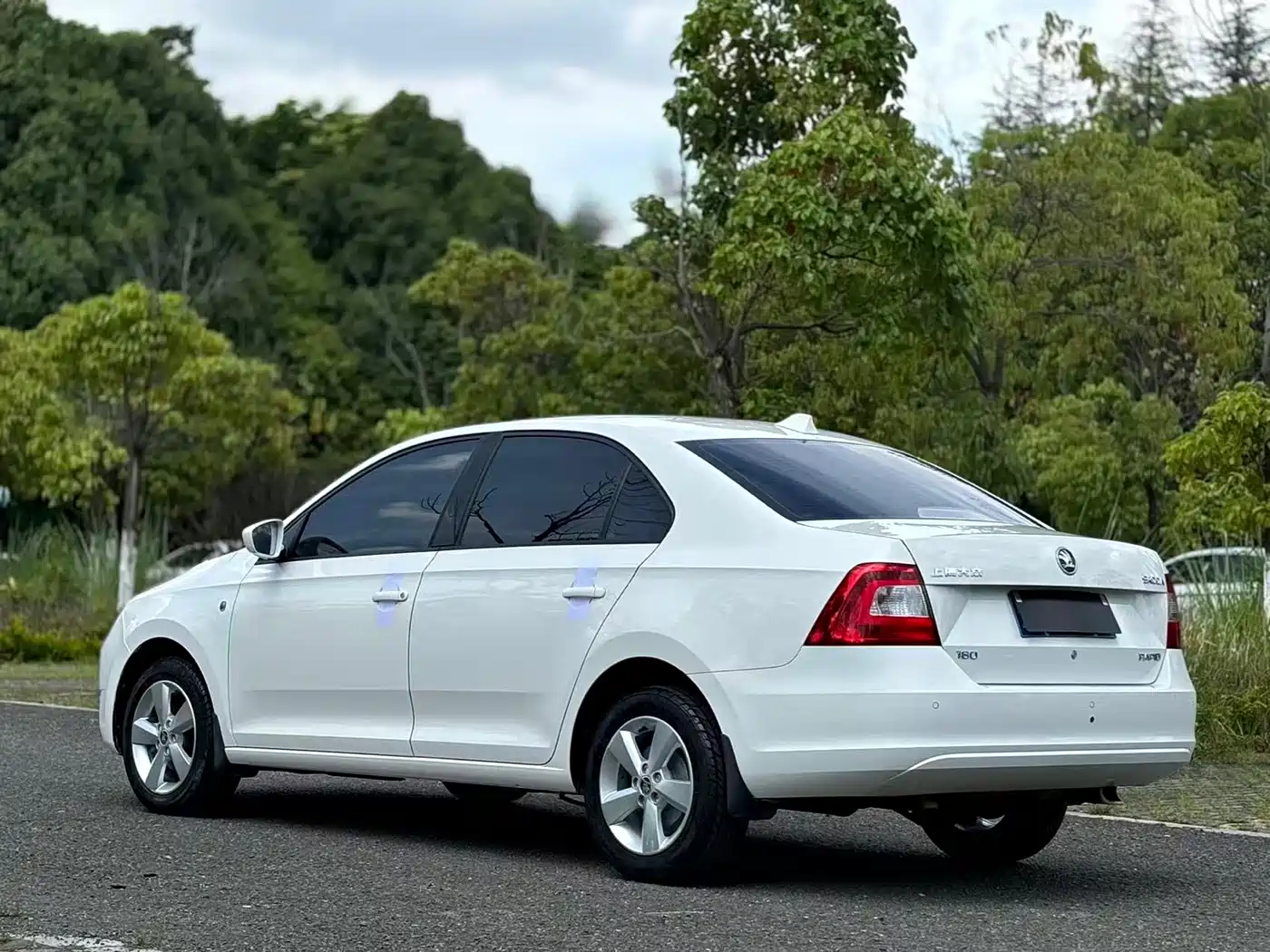 Škoda Rapid 2016 1.6L Manual Pioneer Edition фото 6