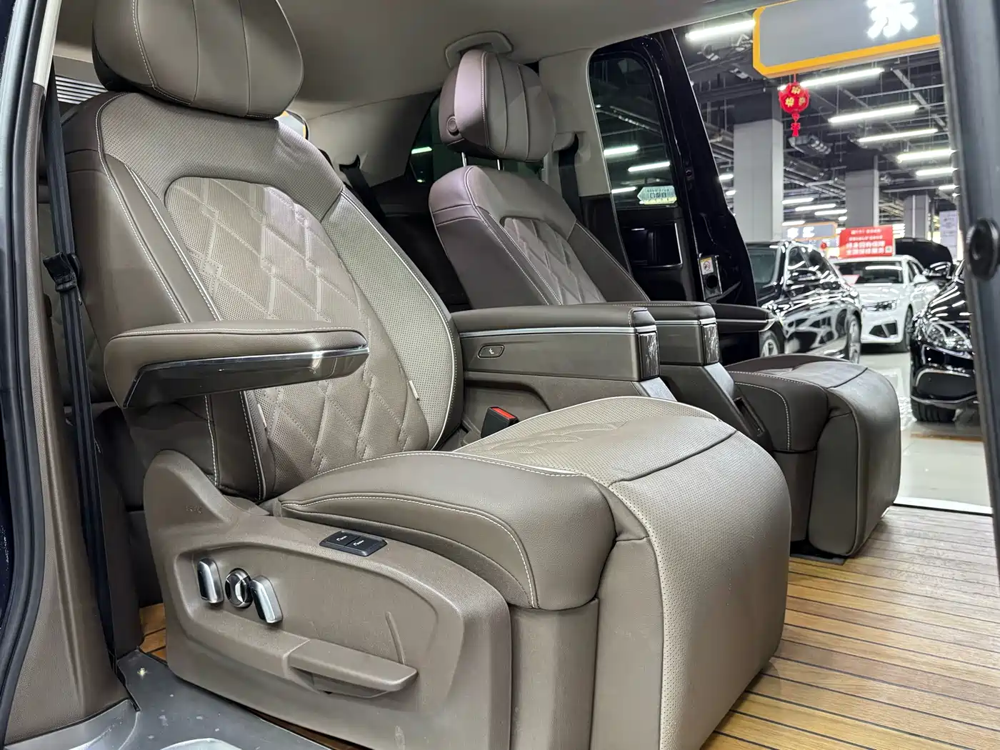 Volkswagen Viloran 2023 380TSI Premium Edition фото 20