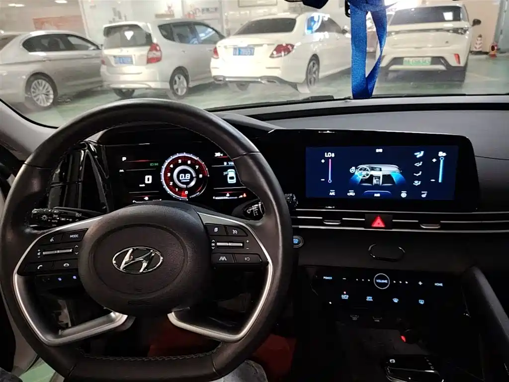 Hyundai Elantra 2021 1.5L CVT LUX Premium Edition фото 10