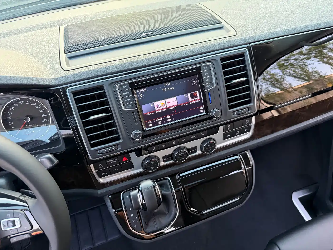 Volkswagen Multivan 2018 2.0TSI 4WD Premium Edition 7-Seater фото 9
