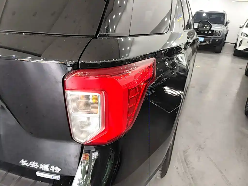 Фото 8 - Ford Explorer