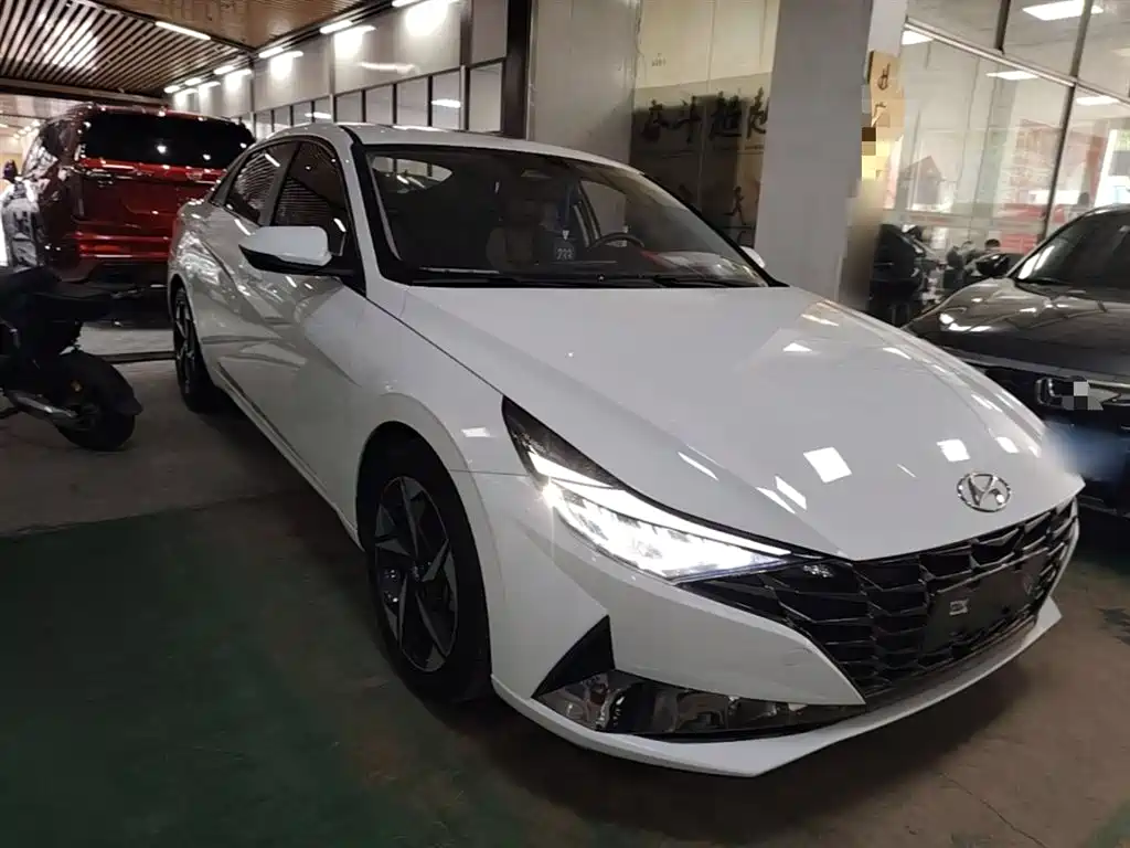 Hyundai Elantra 2021 1.5L CVT LUX Premium Edition фото 4