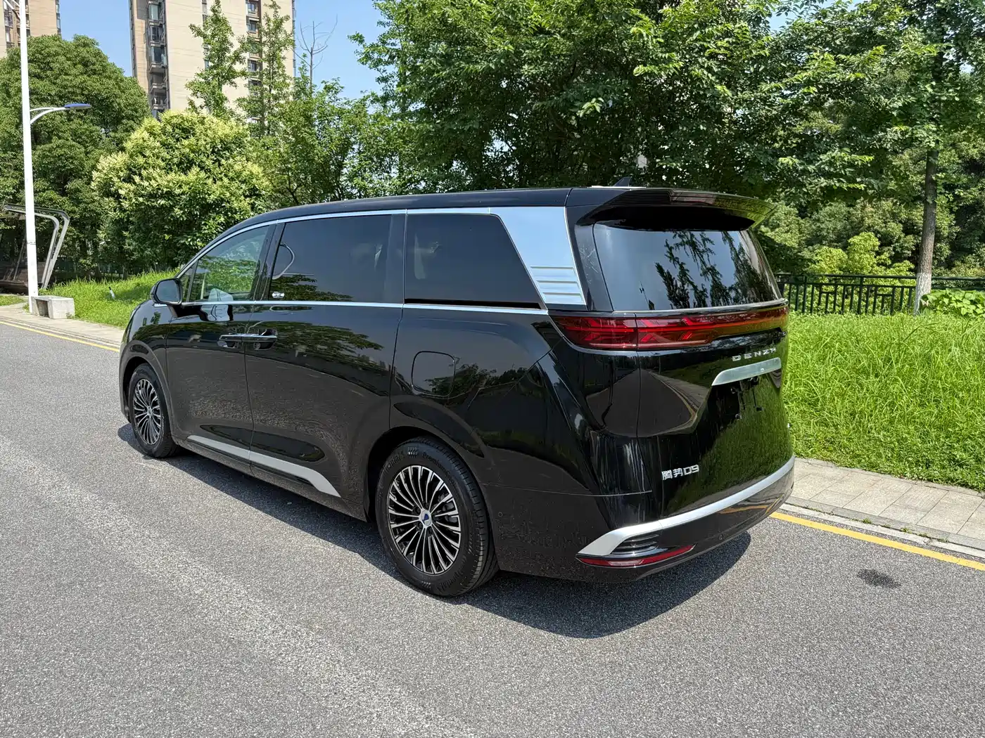 Denza D9 2024 EV 600 AWD Flagship фото 4