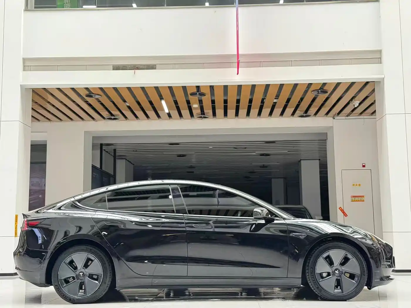 TESLA MODEL 3