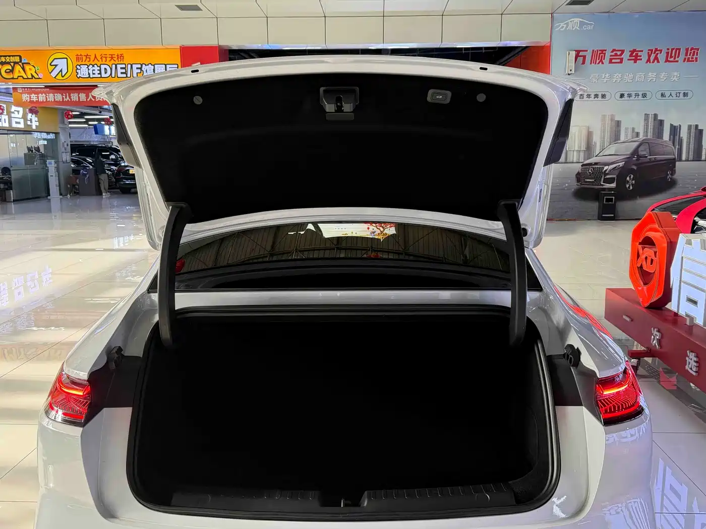 Geely Galaxy Galaxy E8 2025 700km Long Voyage Smart Drive Edition фото 12