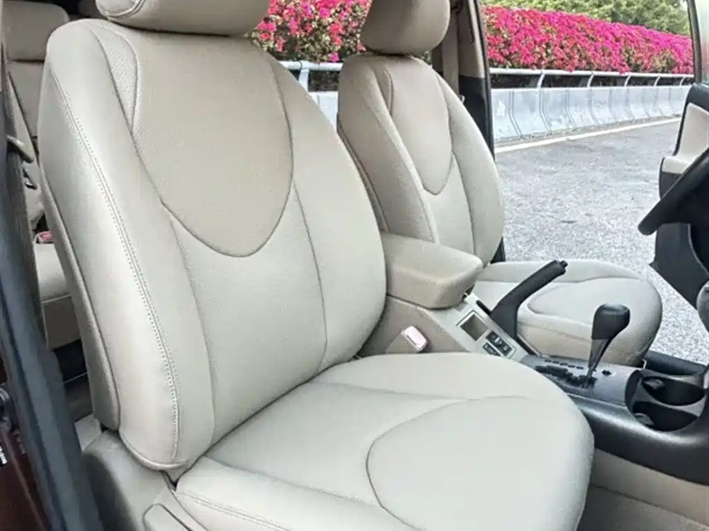 Toyota RAV4 Rongfang 2011 2.0L Automatic Classic Edition фото 8