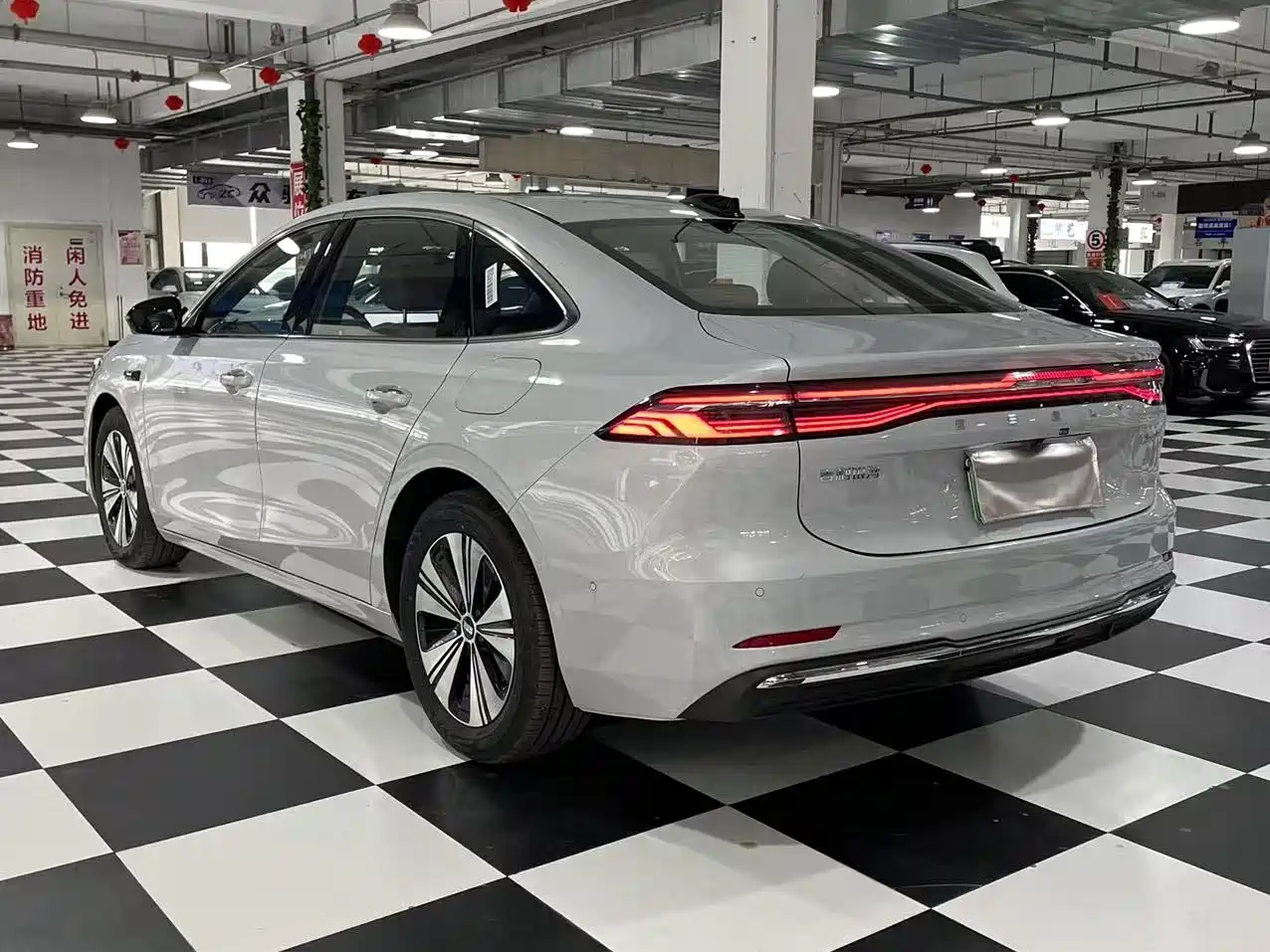 Geely Galaxy Galaxy A7 2025 EM-i 150km Explorer+ Edition фото 7