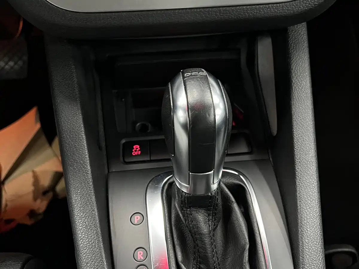 Volkswagen Scirocco 2011 2.0TSI Luxury фото 10