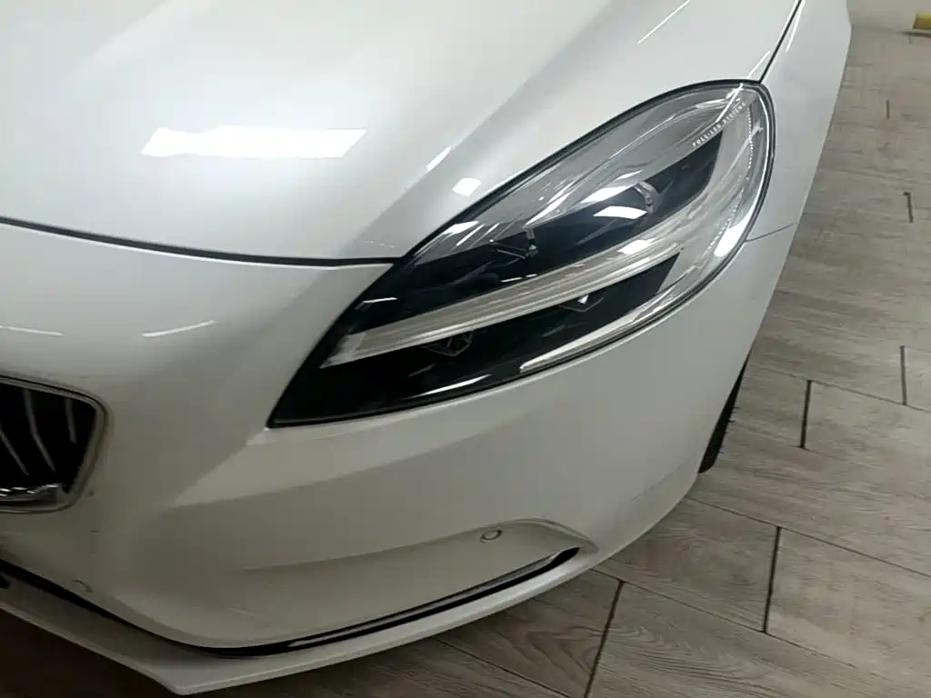 Volvo V40 2017 2018 T3 R-Design Edition