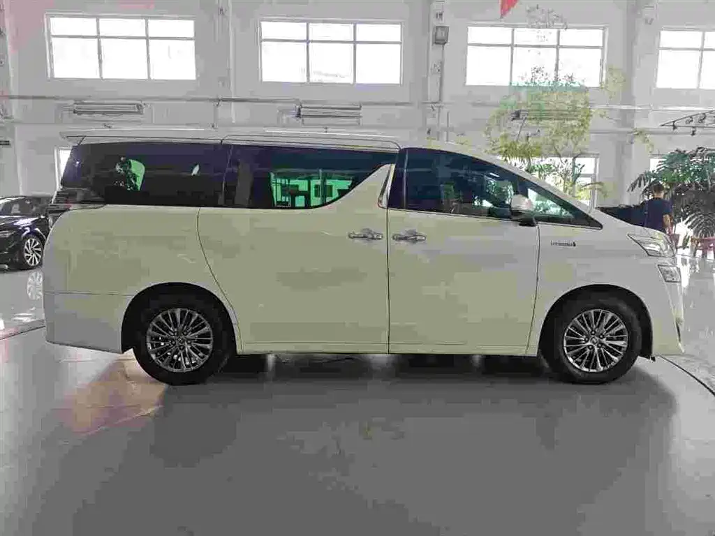 Toyota Vellfire 2020 Twin Engine 2.5L HV Premium Edition фото 3