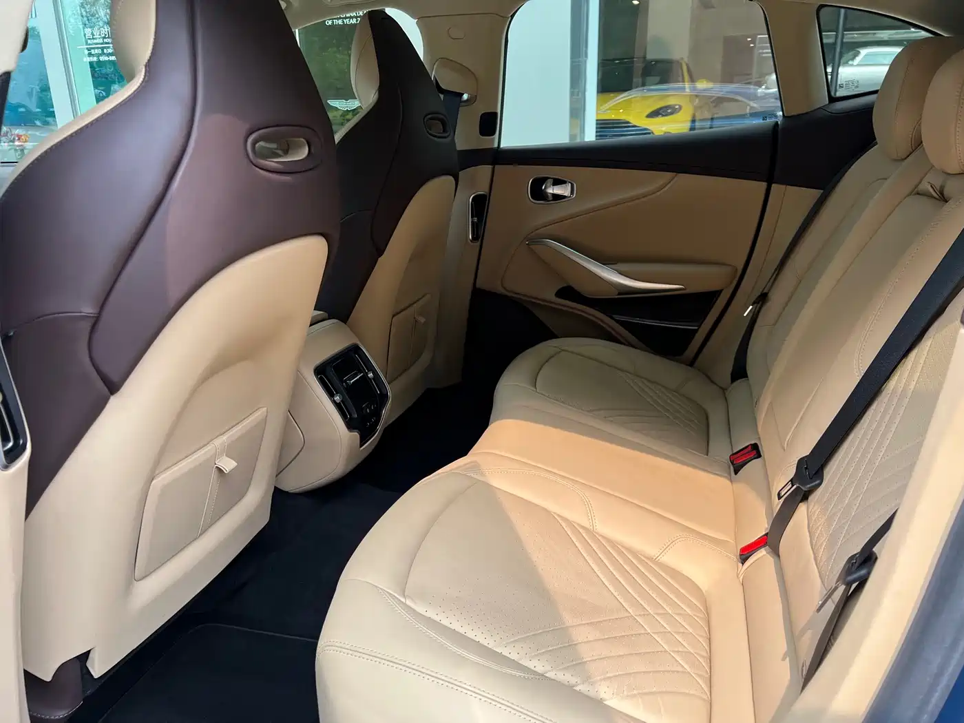 ASTON MARTIN DBX
