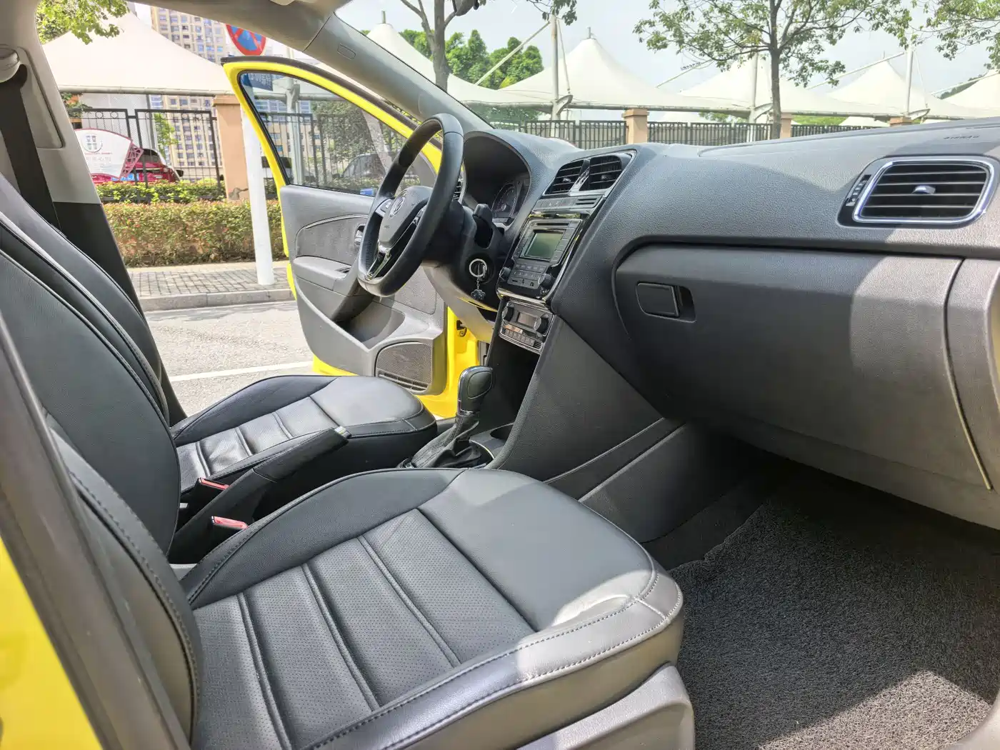 Volkswagen Polo 2014 1.6L Automatic Luxury Edition фото 7