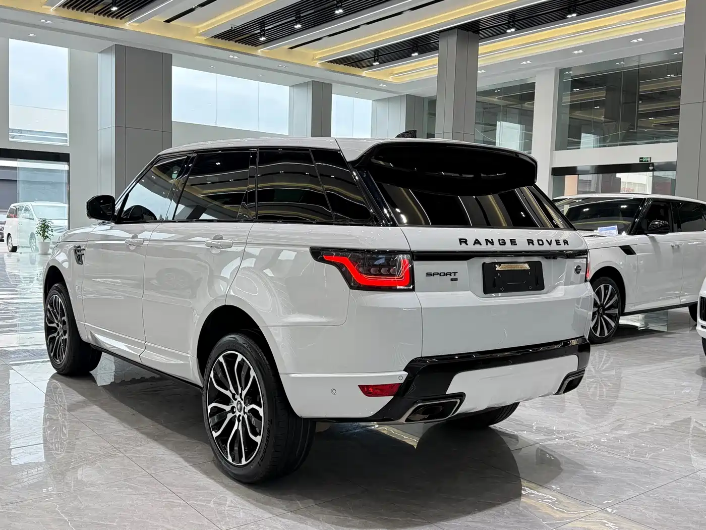 Land Rover Range Rover Sport 2022 3.0 L6 Gloss Black Edition фото 7