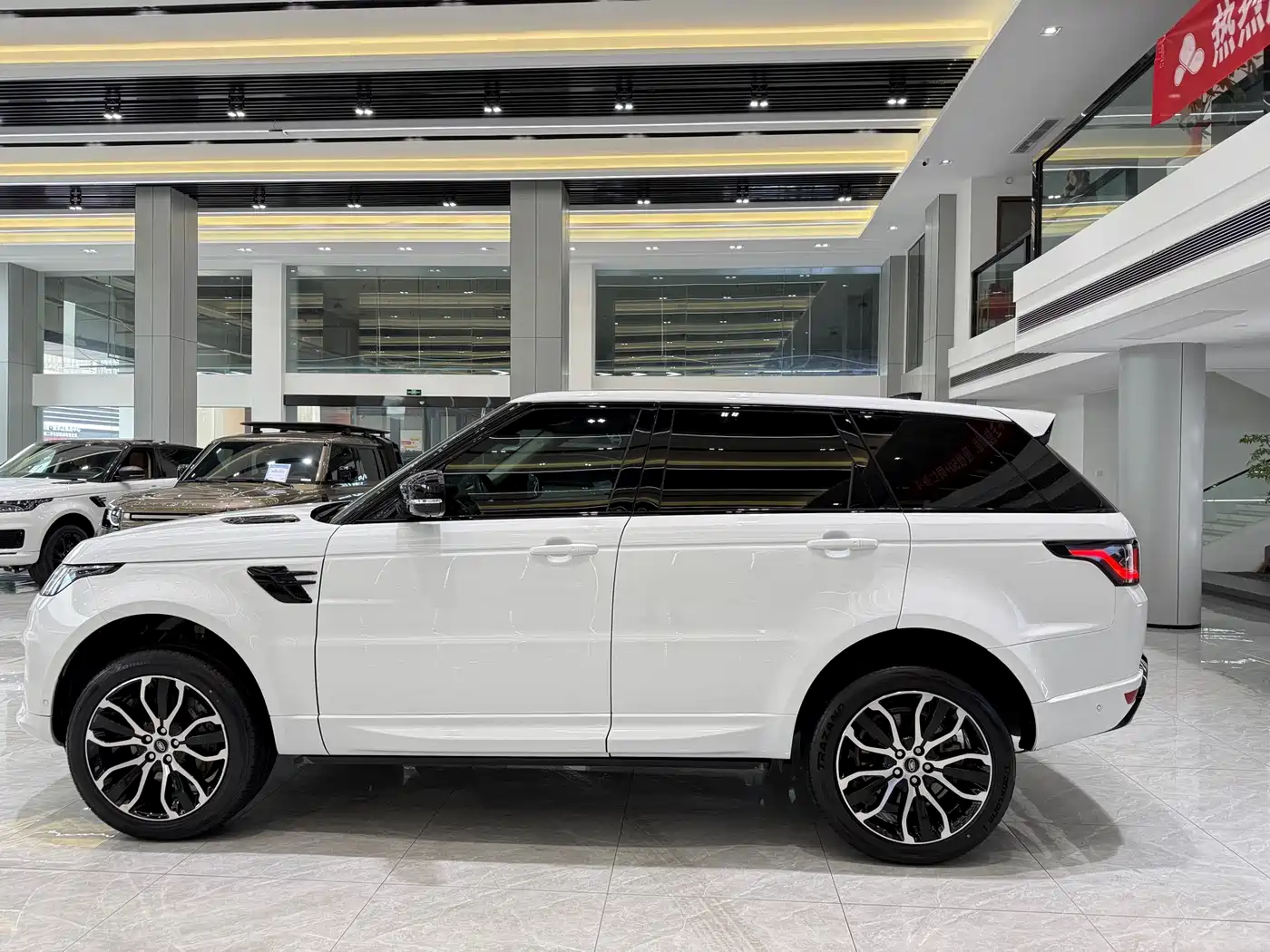 Land Rover Range Rover Sport 2022 3.0 L6 Gloss Black Edition фото 8