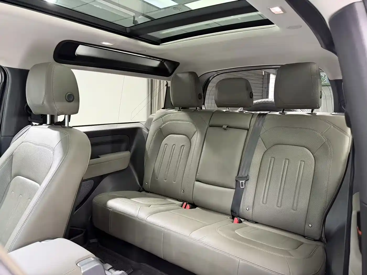 Land Rover Defender 2022 Model 90 3.0T P400 XS фото 6
