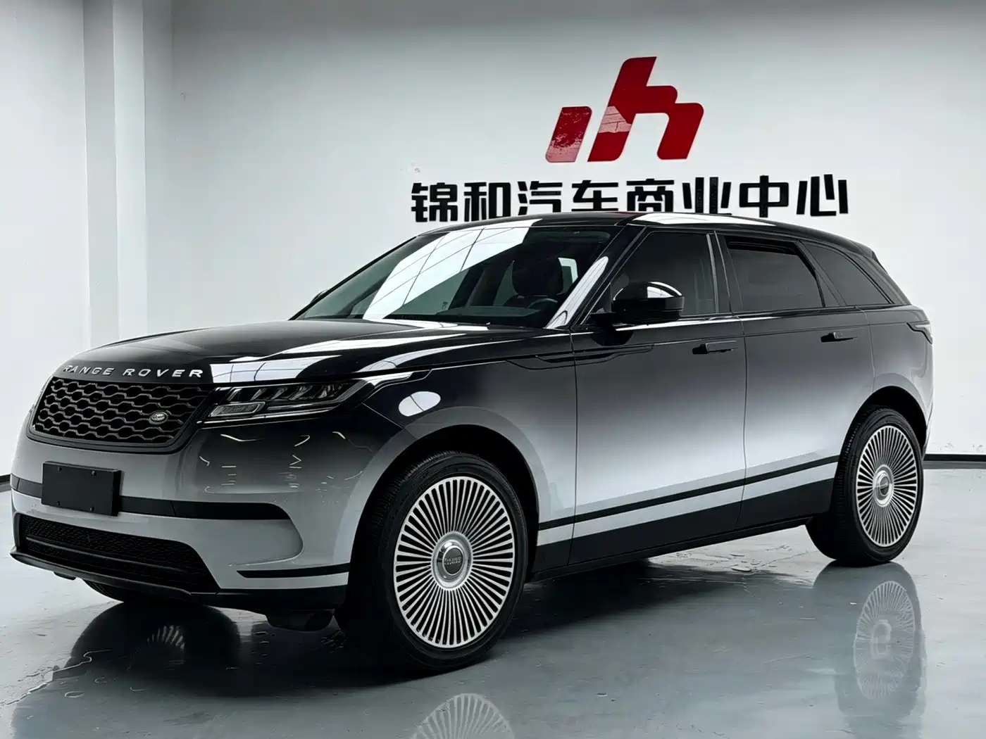 Photo 1 - Land Rover Range Rover Velar