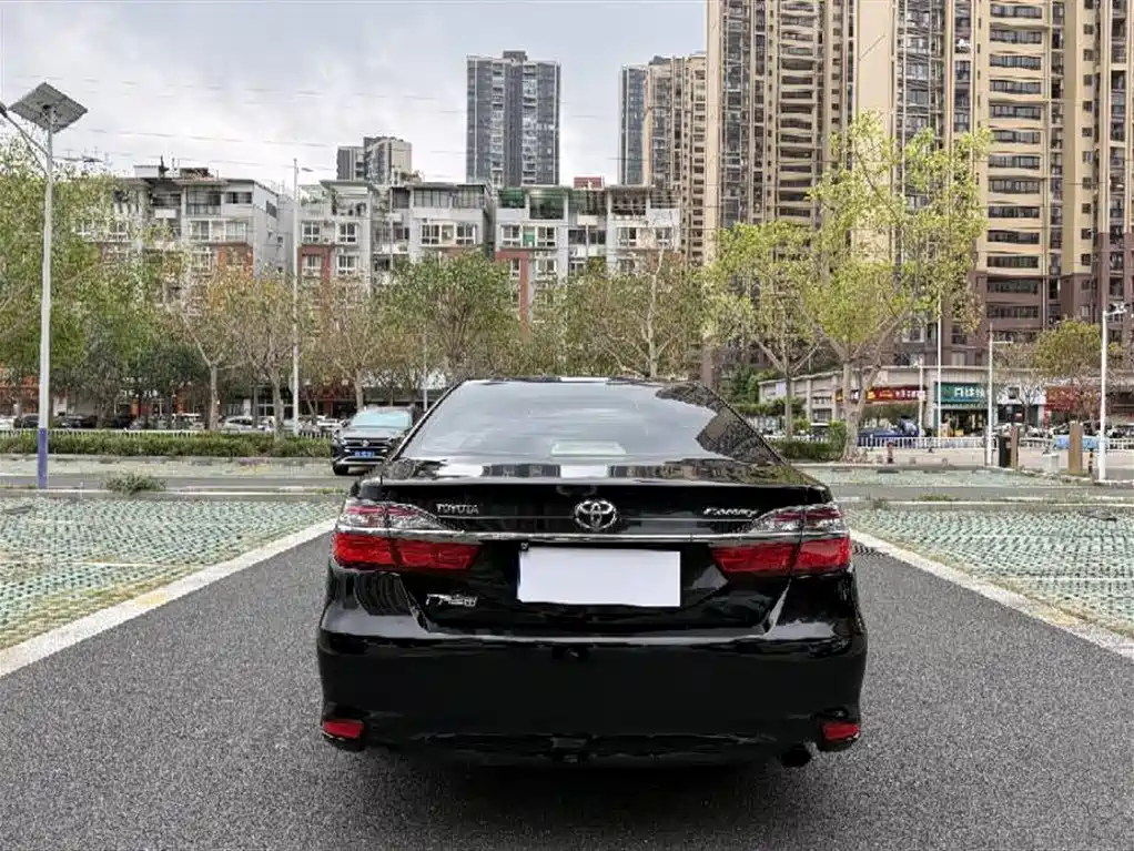 Toyota Camry 2016 2.0E 10th Anniversary Elite Edition фото 8