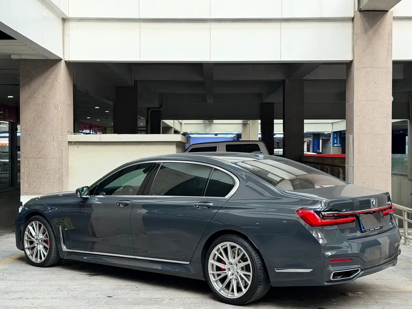 BMW 7 Series 2019 Facelift 740Li xDrive Executive M Sport Package фото 3