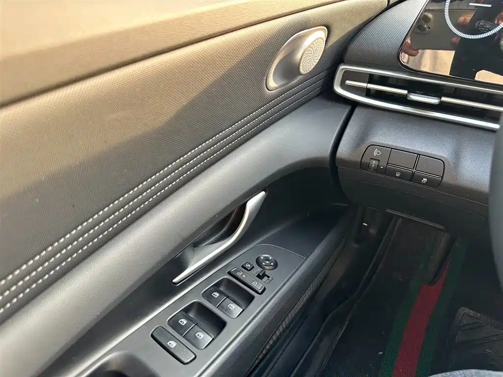 Hyundai Elantra 2023 Model 1.5L CVT LUX Premium Edition фото 23