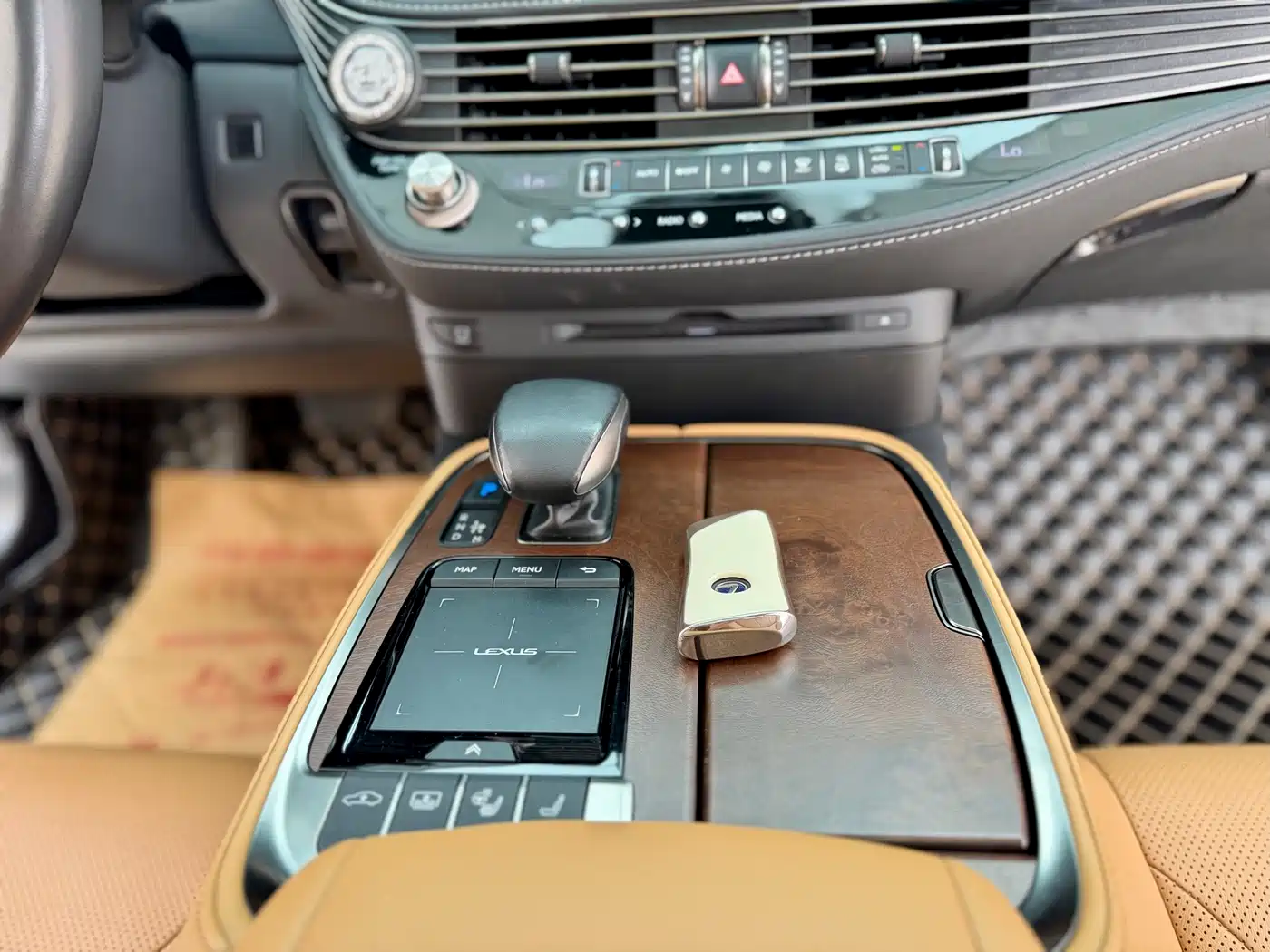 Lexus LS 2021 500h Excellence Edition фото 22