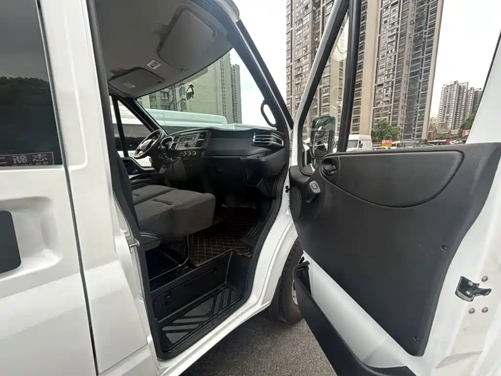 Jiangling JMC Fushun 2025 2025 Model 2.0T 6MT Diesel Short Wheelbase Low Roof Commercial MPV 5/6 Seats with Dual Swing Doors