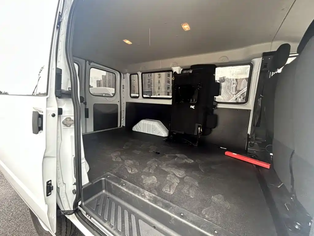 Jiangling JMC Fushun 2025 2025 Model 2.0T 6MT Diesel Short Wheelbase Low Roof Commercial MPV 5/6 Seats with Dual Swing Doors