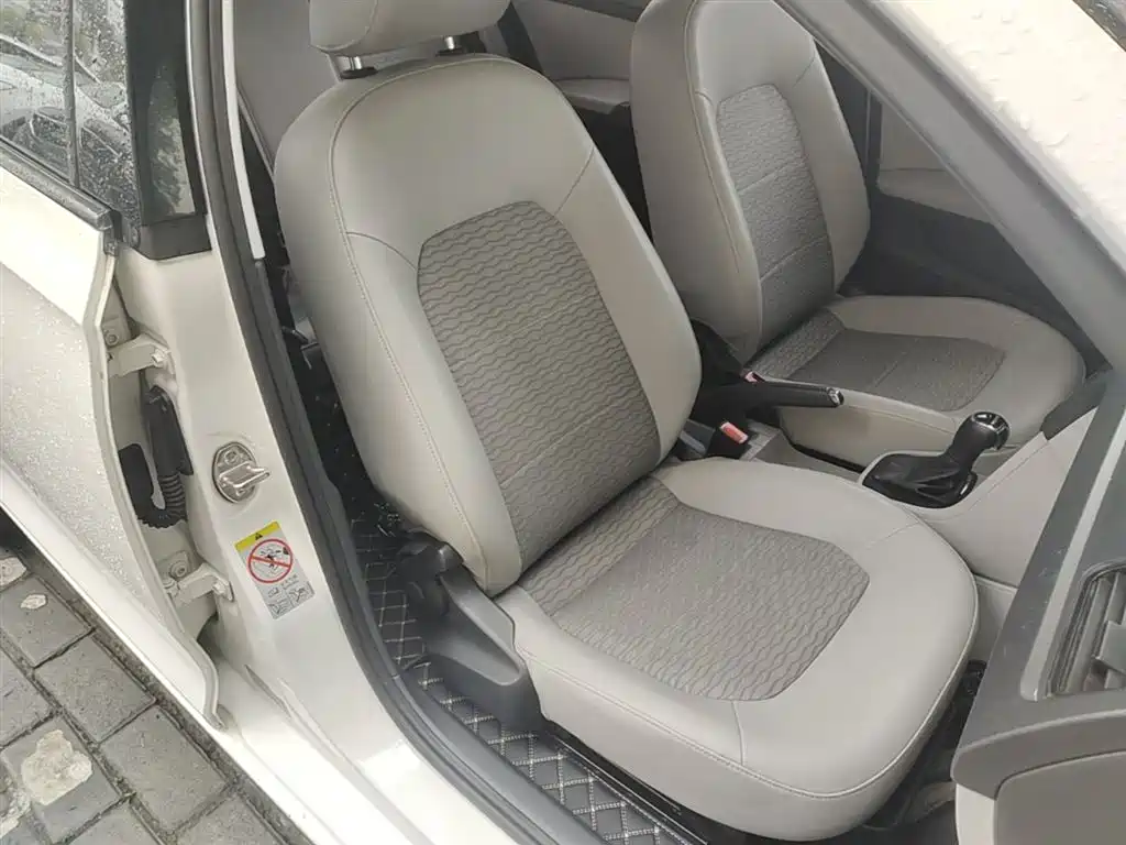 Škoda Rapid 2016 1.6L Automatic Pioneer Edition фото 25