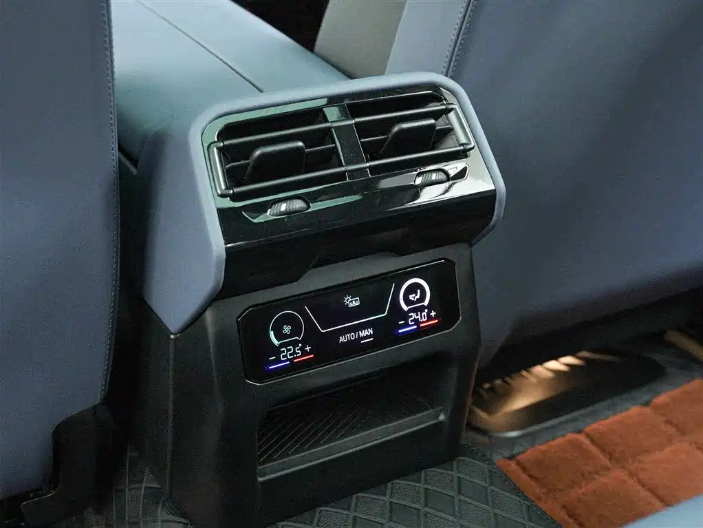 BMW 5 Series 2025 530Li Premium M Sport Package фото 20