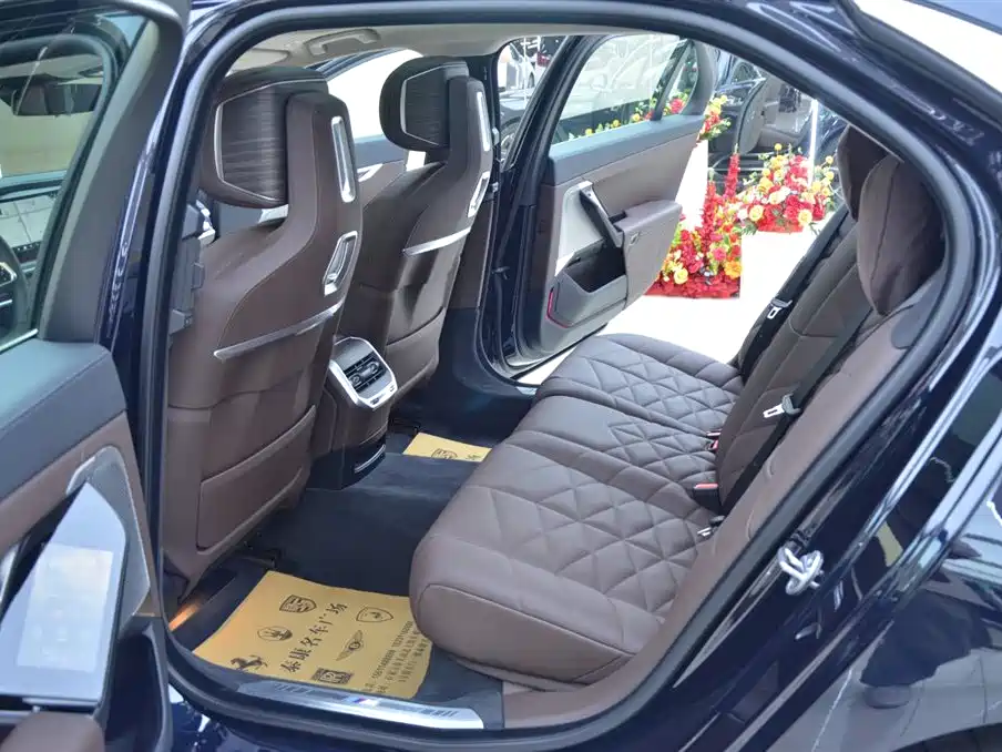 BMW 7 Series 2023 Model 740Li Leading M Sport Package фото 5