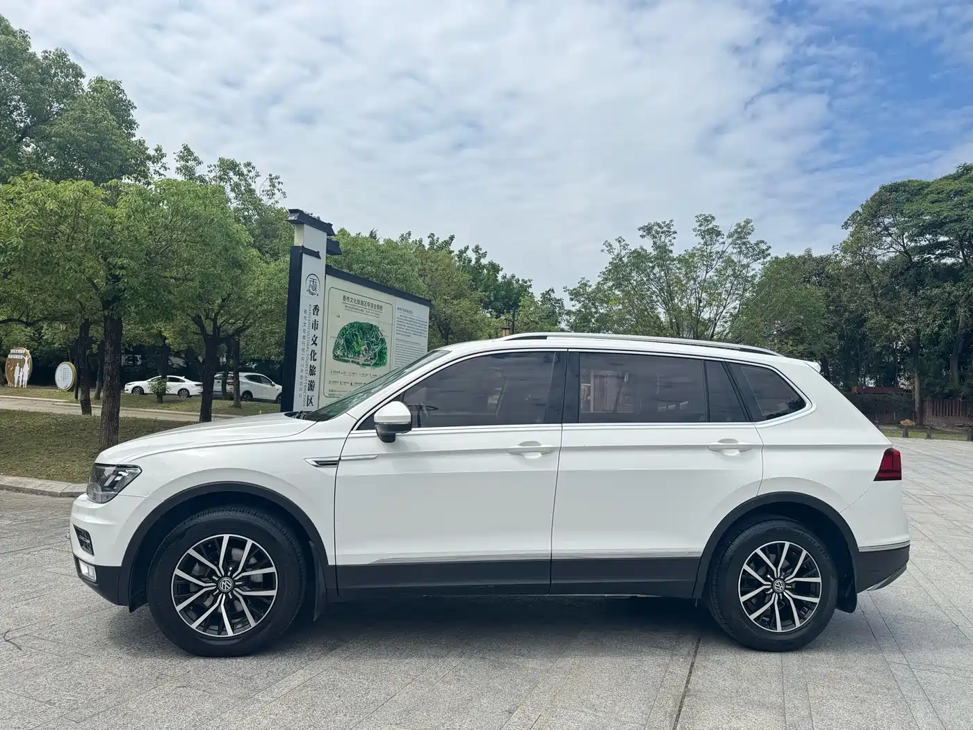 Volkswagen Tiguan L 2017 330TSI Automatic 2WD Comfort Edition фото 9