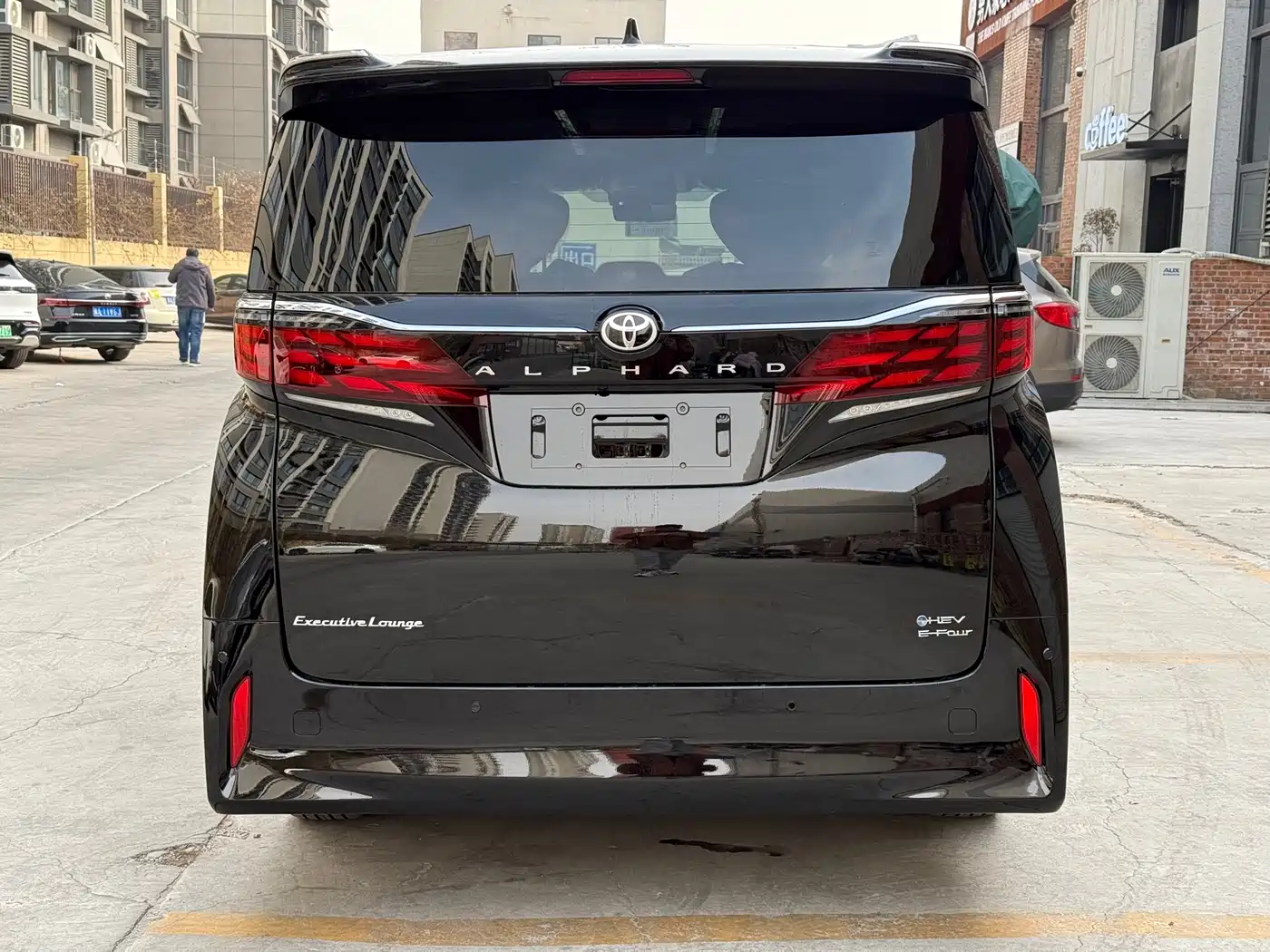 Toyota Alphard 2025 Hybrid 2.5L Ultimate Gold Edition фото 7