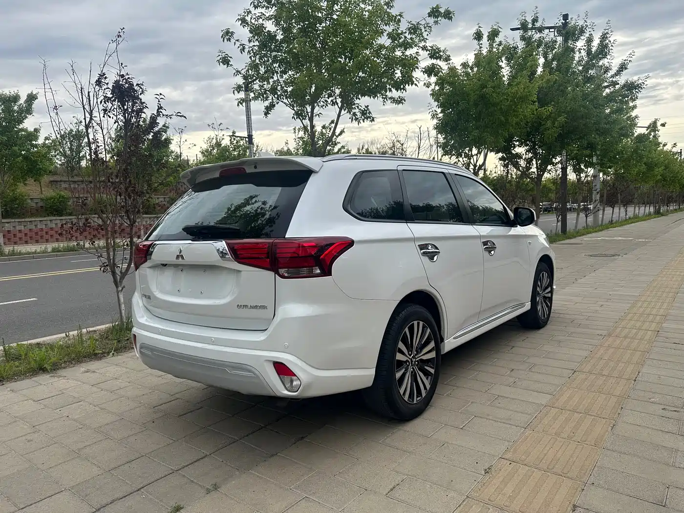 MITSUBISHI OUTLANDER