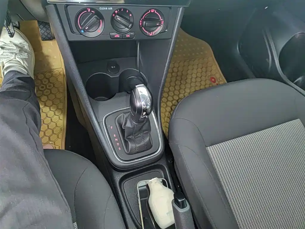 Volkswagen Polo 2016 1.4L Automatic Trend фото 14