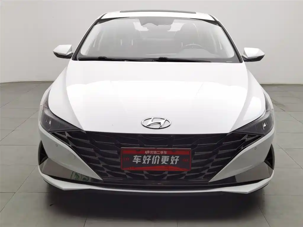 Hyundai Elantra 2021 1.5L CVT LUX Premium Edition фото 3