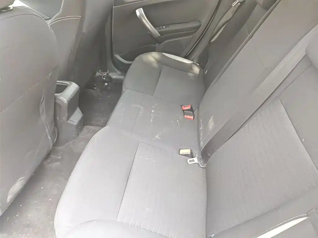 Peugeot 2008 2014 1.6L Manual Trend Edition фото 17