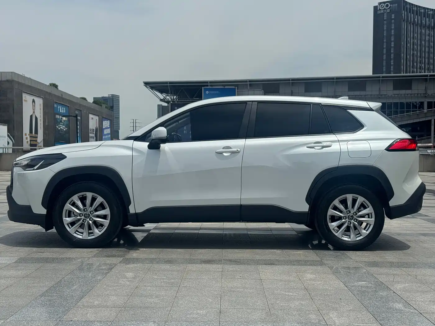 Toyota Corolla Cross 2024 Model 2.0L Pioneer Edition фото 8