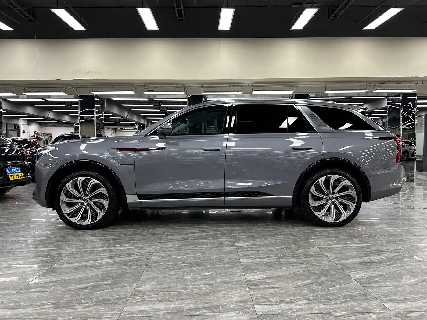Фото 18 - Hongqi E-HS9
