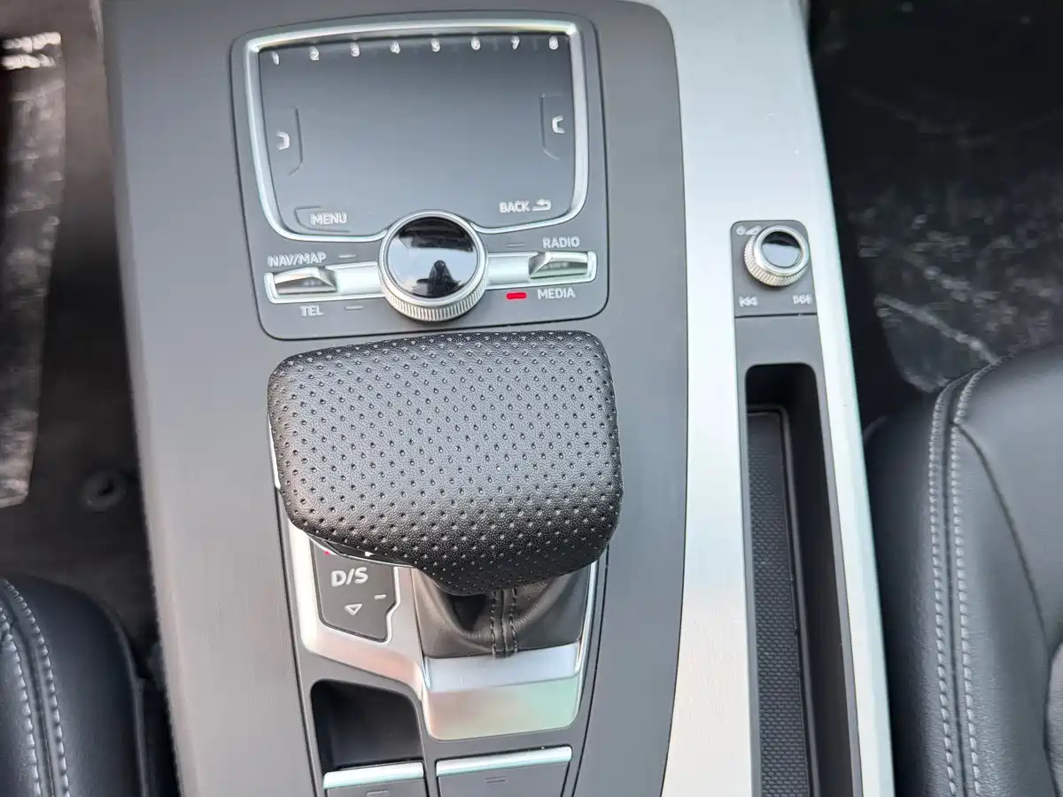 Audi Q5L 2020 Facelift 40 TFSI Honor Fashion фото 21