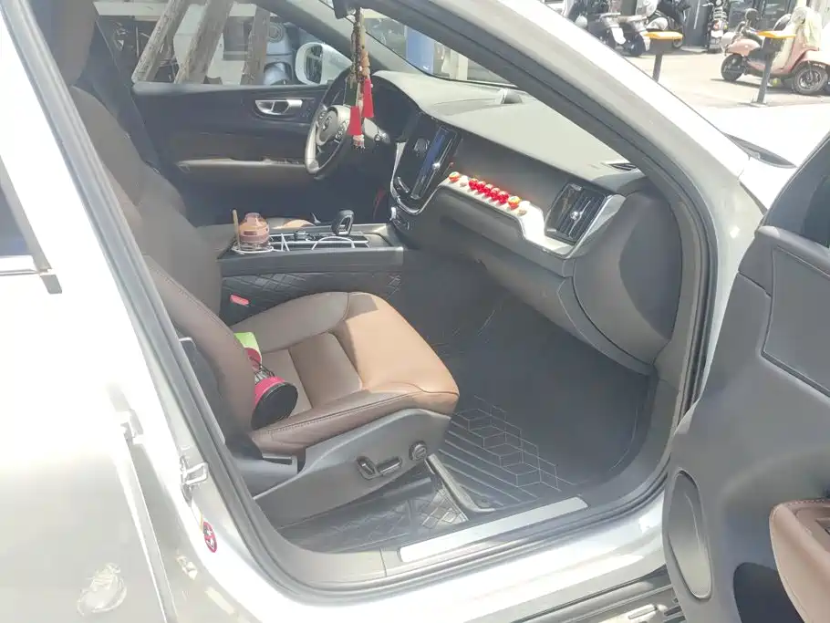 Фото 8 - Volvo XC60